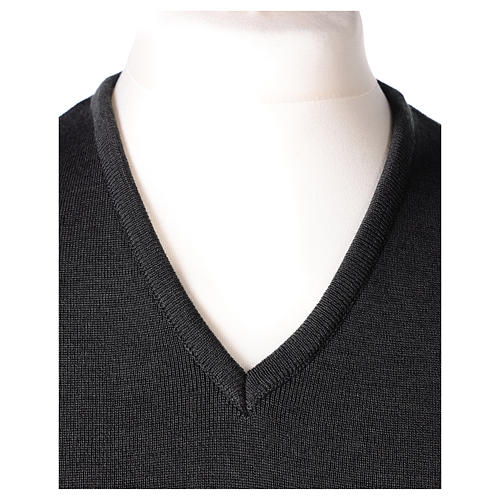 Pull sans manches prêtre noir gris anthracite en V jersey simple 50% acrylique 50% laine mérinos In Primis 2