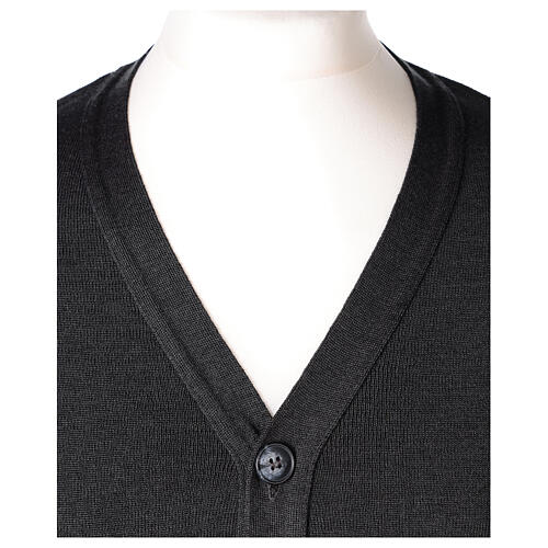 Sweter rozpinany na guziki dla księdza antracyt kieszonki 50% wełna merynos 50% akryl In Primis 2