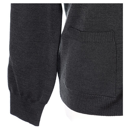 Sweter rozpinany na guziki dla księdza antracyt kieszonki 50% wełna merynos 50% akryl In Primis 5
