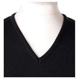 Pull col en V noir prêtre en tricot uni 50% laine mérinos 50% acrylique