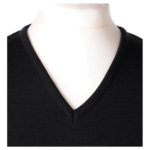 Pull col en V noir prêtre en tricot uni 50% laine mérinos 50% acrylique 2