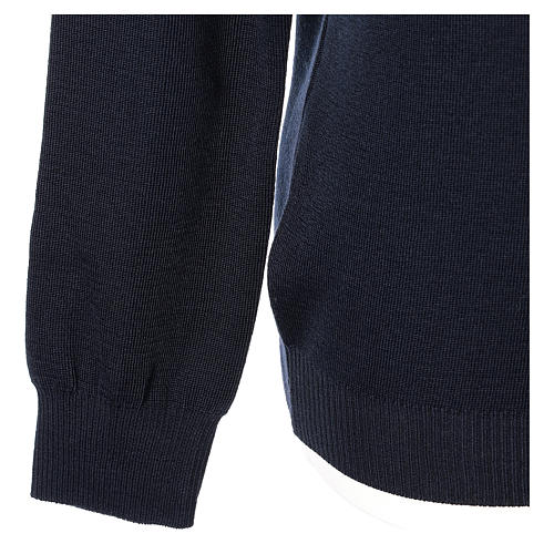Pull col en V bleu prêtre en tricot uni 50% laine mérinos 50% acrylique In Primis 4