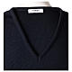 Pull col en V bleu prêtre en tricot uni 50% laine mérinos 50% acrylique In Primis s6