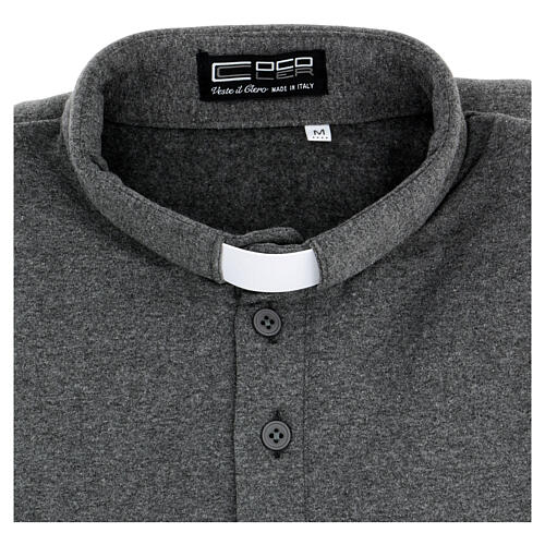 Camiseta polo clergy afelpada 3 botones gris oscuro CocoCler 5