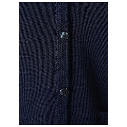 Gilet bleu pour soeur avec poches col en V 50% acrylique 50% laine mérinos In Primis 4