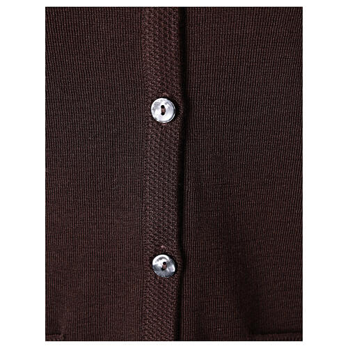 Colete castanho decote em V para freira com bolsos, 50% acrílico e 50% lã de merino, linha "In Primis" 4