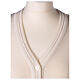 Chaleco blanco corto cuello V bolsillos punto unido 50% acrílico 50% lana merina monja In Primis s2
