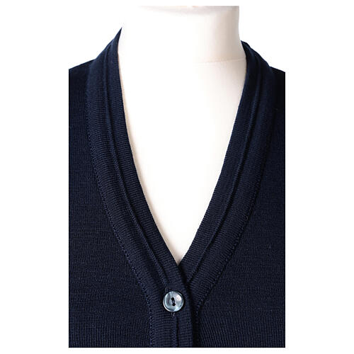 Casaco de malha curto azul decote em V para freira, 50% acrílico e 50% lã de merino, linha "In Primis" 2