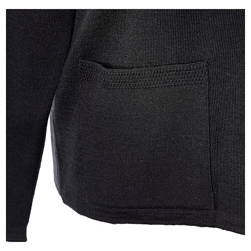 Casaco preto decote em V bolsos tamanhos universais, linha In Primis, 50% lã de merino 50% acrílico 5