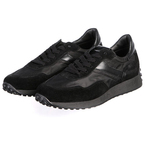 Sneaker der Marke In Primis aus schwarzem Stoff mit Lederdetails 4