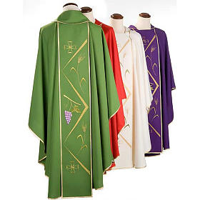 Casulla sacerdotal decoraciones estilizada