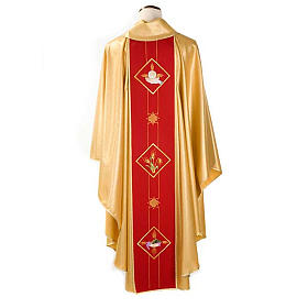 Casulla sacerdotal dorada con estolón rojo
