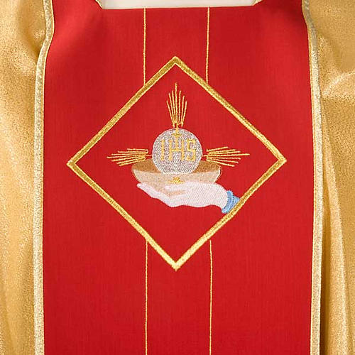 Casulla sacerdotal dorada con estolón rojo 3