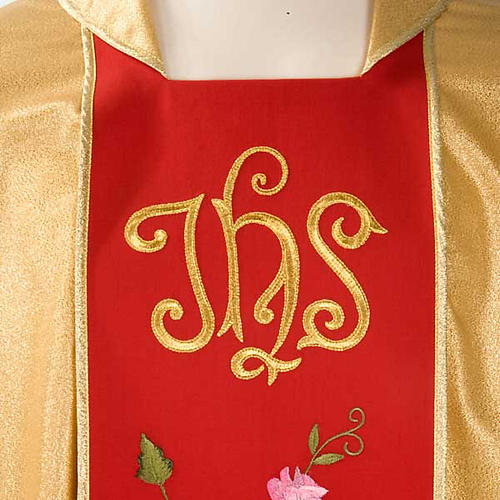 Casulla sacerdotal dorada con estolón rojo IHS rosas 3