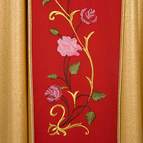 Casulla sacerdotal dorada con estolón rojo IHS rosas 4