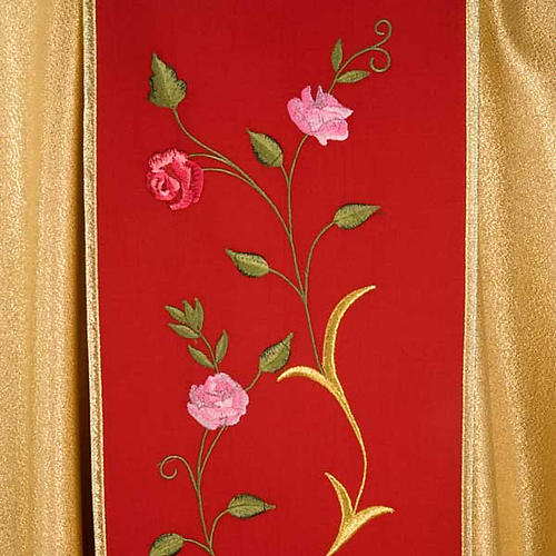Casulla sacerdotal dorada con estolón rojo IHS rosas 5