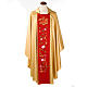 Casulla sacerdotal dorada con estolón rojo IHS rosas s1