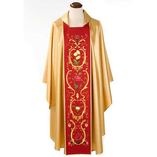 Casulla sacerdotal dorada con estolón rojo IHS rosas y flores 1