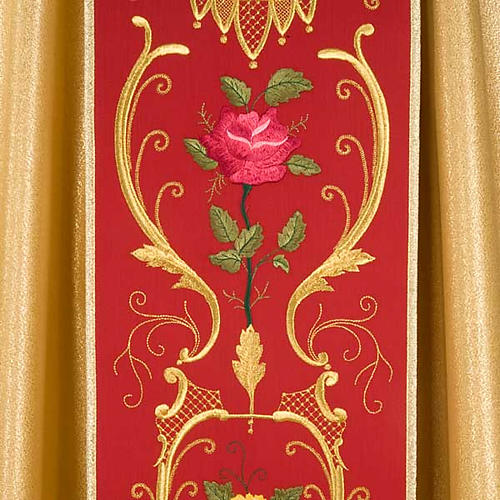 Casulla sacerdotal dorada con estolón rojo IHS rosas y flores 4