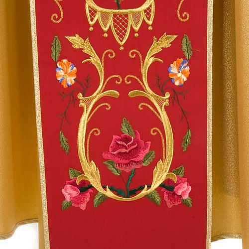 Casulla sacerdotal dorada con estolón rojo IHS rosas y flores 5