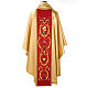 Casulla sacerdotal dorada con estolón rojo IHS rosas y flores s2