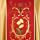 Casulla sacerdotal dorada con estolón rojo IHS rosas y flores s3