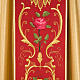 Casulla sacerdotal dorada con estolón rojo IHS rosas y flores s4