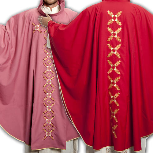 Casulla religiosa con estola roja y lana rosada 1