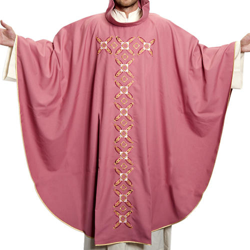 Casulla religiosa con estola roja y lana rosada 2