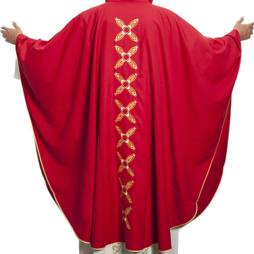 Casulla religiosa con estola roja y lana rosada 3