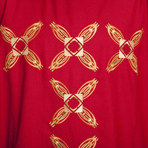 Casulla religiosa con estola roja y lana rosada 6