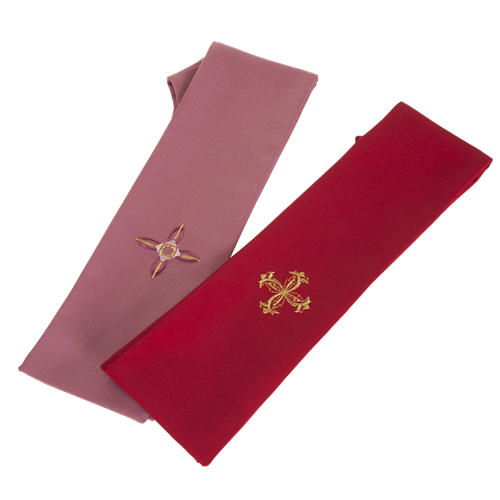 Casulla religiosa con estola roja y lana rosada 7