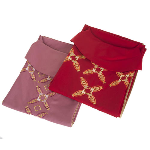 Casulla religiosa con estola roja y lana rosada 8