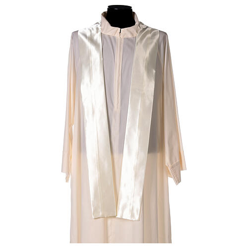 Chasuble en satin brodé or avec croix 6