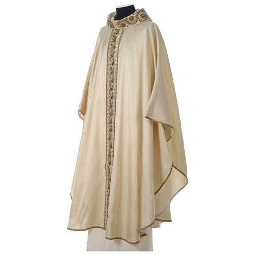 Chasuble 100% soie bande centrale brodée main collet Gamma 3
