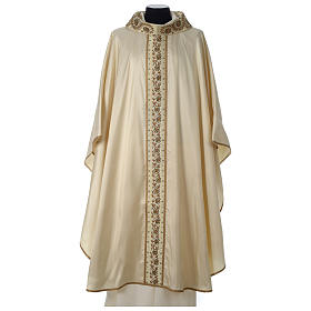 Silk chasuble with handmade embroidery on galloon and neckline Gamma