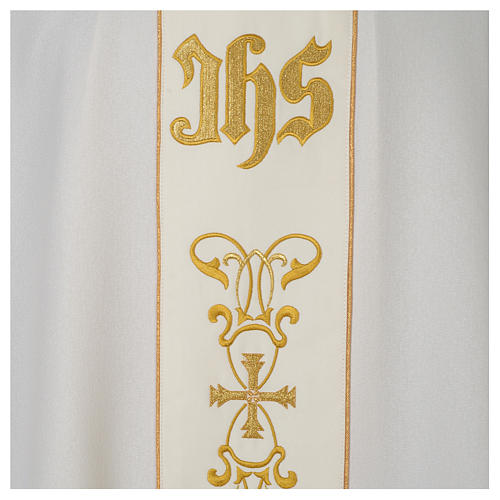 Chasuble ivoire 100% polyester bande centrale satinée IHS et broderie 2