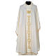 Chasuble ivoire 100% polyester bande centrale satinée IHS et broderie s1