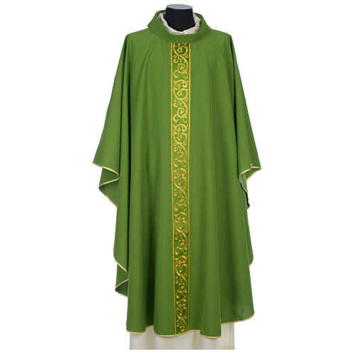 Chasuble 100% polyester bande centrale satin brodé fausse capuche Gamma 3