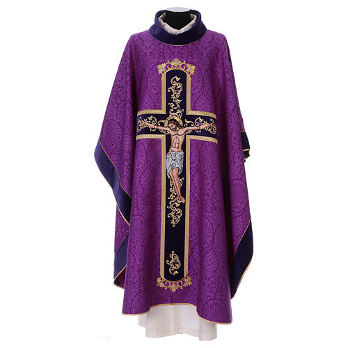 Liturgical chasuble of damask fabric with crucifix 8