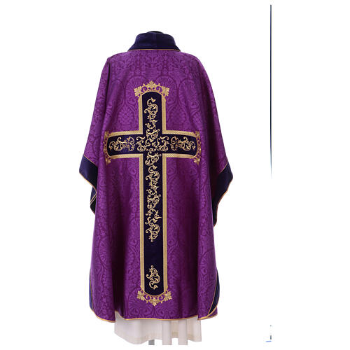 Liturgical chasuble of damask fabric with crucifix 9