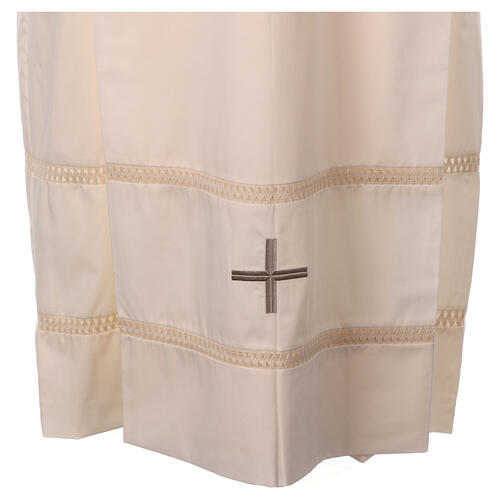 Albe, Elfenbein, mit grauem Kreuz und Durchbruchstickerei in Elfenbein – Gamma 2