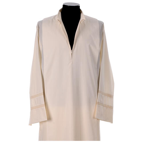 Albe, Elfenbein, mit grauem Kreuz und Durchbruchstickerei in Elfenbein – Gamma 4