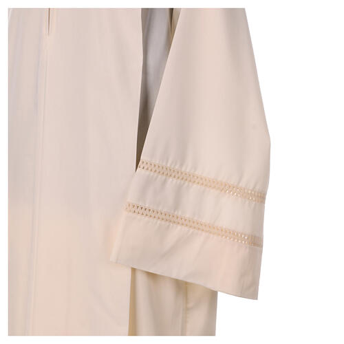 Albe, Elfenbein, mit grauem Kreuz und Durchbruchstickerei in Elfenbein – Gamma 5