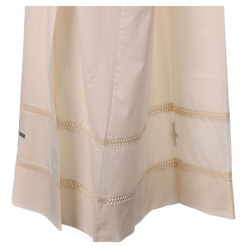 Albe, Elfenbein, mit grauem Kreuz und Durchbruchstickerei in Elfenbein – Gamma 6