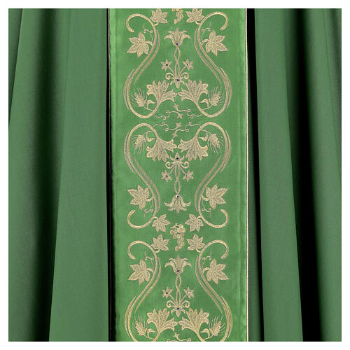 100% wool chasuble with decoration of golden grape shoots and strass 2