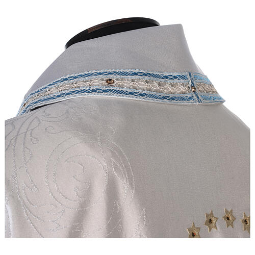 White chasuble with machine-embroidered marial pattern, acetate and viscose Gamma 11
