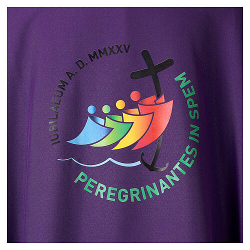 Casulla Jubileo 2025 violeta logotipo impreso colores multiidioma 3
