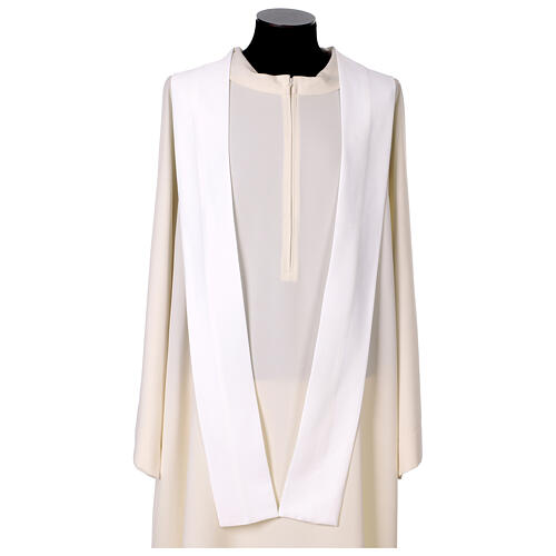 Kasel „Marianisch“ aus Baumwollmischgewebe mit Goldstickerei, blauen Schmucksteinen und Monogramm 5