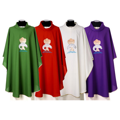 Kasel mit Stickerei „Brot und Fische“ auf der Vorderseite, „Pax Alfa und Omega“ auf der Rückseite – mit goldener Bordüre 1